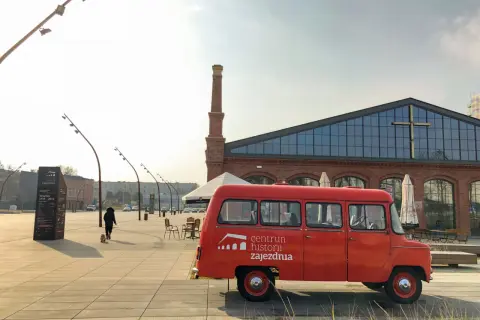 Roter Kleinbus vor dem Zajezdnia-Zentrum, einem Museum in Breslau.