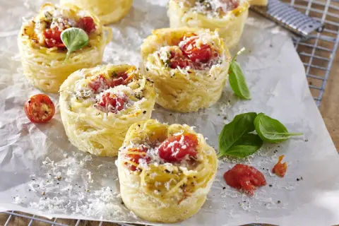 Schnell sektempfang fingerfood hochzeit: Kleine Nudel-Törtchen mit Tomaten und Parmesan, perfekt für jeden Anlass.
