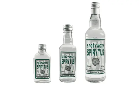 Trzy butelki "Spirytusu Spożywczego" o różnej pojemności (100 ml, 200 ml, 500 ml). Ten mocny alkohol jest polskim produktem.