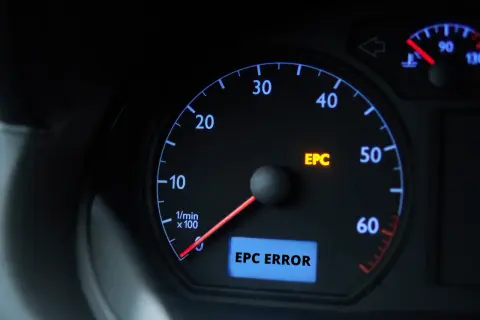 Tableau de bord d'une voiture avec le voyant EPC allumé, indiquant une erreur. Le compteur affiche "EPC ERROR".