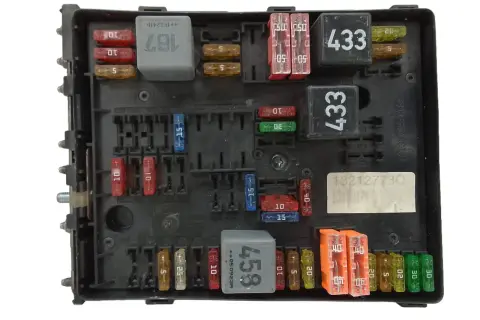 Caja de fusibles de un Golf 4, con varios fusibles y relés. Un fusible elevalunas Golf 4 podría ser uno de los de 15A o 20A.