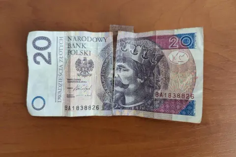 Jak skleić banknot i uniknąć dalszego uszkodzenia pieniędzy
