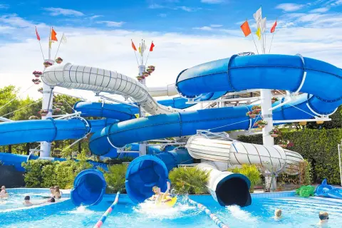 Wodne szaleństwo na wakacjach! Camping z aquaparkiem oferuje mnóstwo atrakcji, w tym zjeżdżalnie wodne i baseny dla całej rodziny.