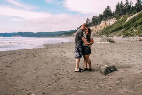 Para zapatrzona w siebie na plaży, idealny moment, by zapytać dziewczynę o związek.