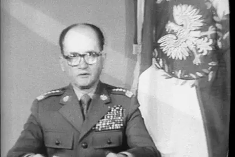 Generałowie SB: Jak ich działania wpłynęły na opozycję w PRL