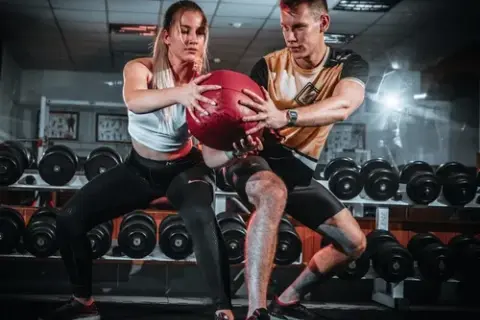 Trening obwodowy co to? Poznaj jego zalety i skuteczne ćwiczenia