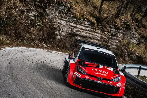 Wyścigowy samochód marki Toyota na zakręcie górskiej trasy.