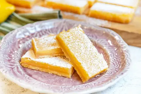 Citronkakor pudrade med florsocker, perfekta att baka med citron.