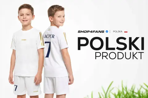 Dwóch chłopców w białych strojach piłkarskich z elementami w barwach Realu Madryt. Jeden z nich ma na plecach napis "KACPER" i numer "7".
