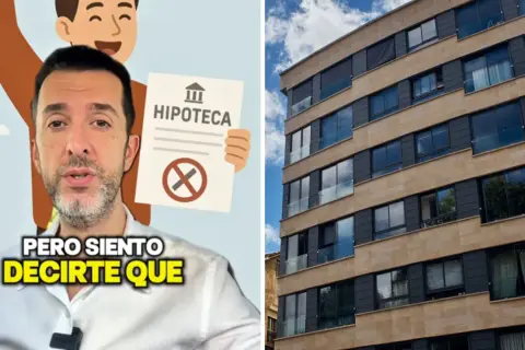 Hombre muestra un documento de hipoteca tachado, mientras un edificio moderno se alza. Pago hipoteca pero no soy propietario.