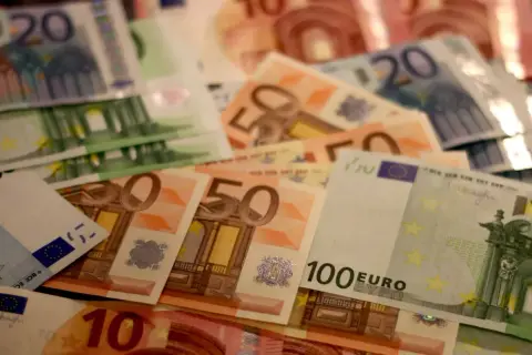 Ile zarabia lombard? Poznaj realne wynagrodzenia w tej branży
