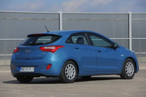 Niebieski Hyundai i30, tył. Wymiana żarówki stopu w tym modelu jest prosta.