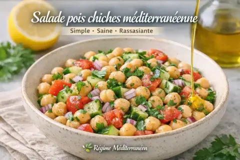 Salade méditerranéenne aux pois chiches, tomates, concombre et oignon rouge. Une recette simple, saine et rassasiante, arrosée d'huile d'olive.