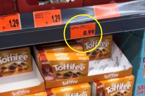 Pudełka Toffifee na półce sklepowej z ceną 0.99€ w żółtym kółku.