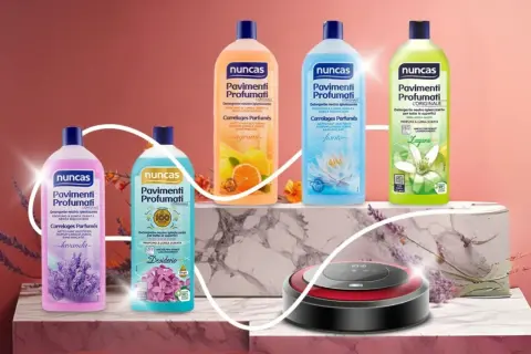 Bot aspirador junto a botellas de limpiador Nuncas para suelos con aromas de lavanda, cítricos, flor de loto y azahar. ¡La legia perfecta para un hogar impecable!
