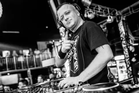 Ile bierze DJ Hazel za występ? Sprawdź, co wpływa na cenę!