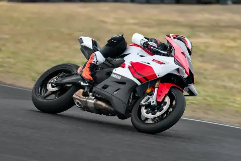 Motocicleta Yamaha R9 en pista, con piloto inclinado en curva. Detalles de la Yamaha R9 ficha técnica.