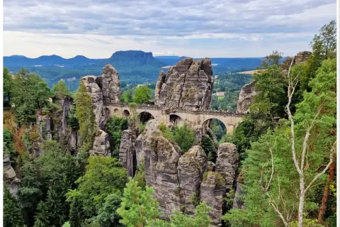 Kamienna Bastei Bridge w Szwajcarii Saksońskiej, idealne miejsce na trasę pełną widoków.