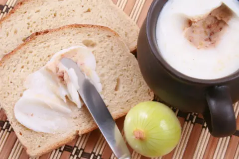 Kiedy dodać cebulę do smalcu, aby uzyskać idealny smak?