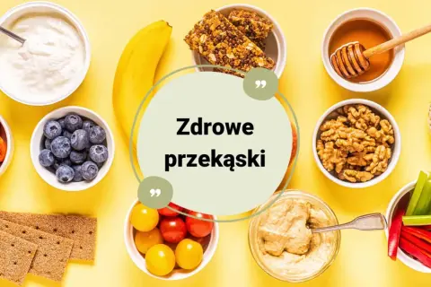 Zdrowe przekąski: jogurt, owoce, orzechy, warzywa i batony musli na żółtym tle.