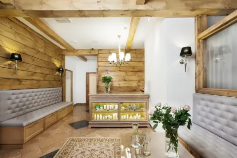 Przytulne wnętrze salonu spa w Białymstoku i okolicach. Drewniane ściany, wygodne ławy i ekspozycja kosmetyków tworzą atmosferę relaksu.