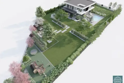 Nowoczesny dom z basenem i placem zabaw, otoczony bujną zielenią. Projekt ogrodu uwzględnia prawo budowlane i tworzy idealne tereny zielone.