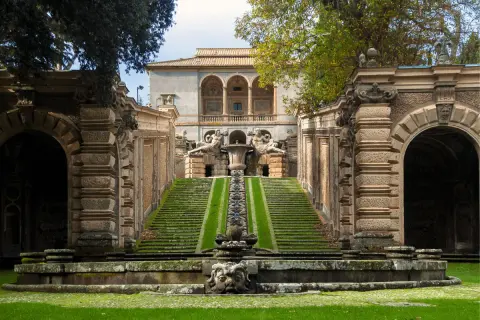 Scalinata monumentale con fontane e statue conduce al Palazzo Farnese a Caprarola, un capolavoro rinascimentale.