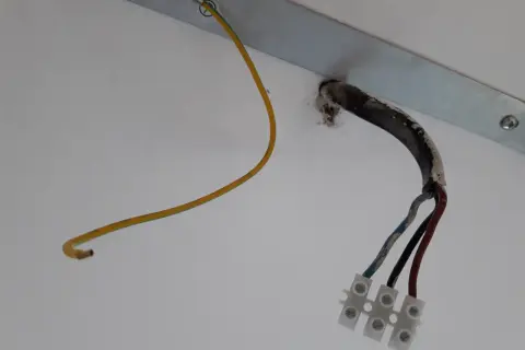 Jak podłączyć plafon LED - bezpieczne i proste kroki instalacji