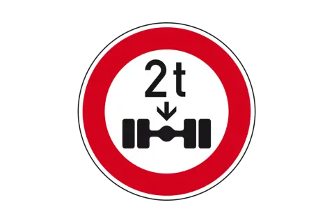 Verkehrsschild: Achslast maximal 2t. Nicht für Fahrzeuge mit einer Achslast über 2t auf einer Fahrbahn von 2 m breite.