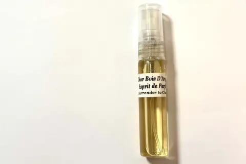 Próbka perfum Dior Bois d'Argent, Esprit de Parfum. Złocisty płyn w szklanej fiolce z atomizerem.