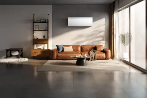 Soggiorno moderno con divano in pelle, libreria e condizionatori inferiori a 12 kw.