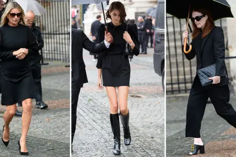 Drei Frauen in Schwarz, darunter Kate Moss, Kaia Gerber und Julianne Moore, besuchen eine Beerdigung. Sie tragen elegante Kleider und auffällige offene Schuhe.