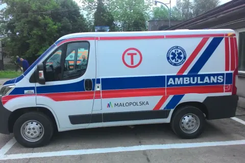 NFZ: Dojazdy na leczenie zwrot kosztów czy transport sanitarny?