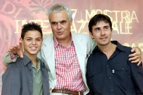 I Tre Moschettieri di Modena City Ramblers, con i testi di "I Cento Passi", sorridono insieme.