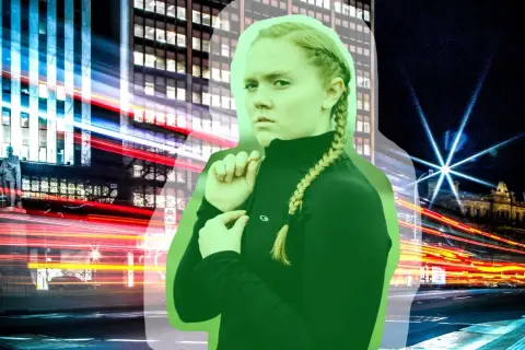 En ung kvinna med flätat hår ser misstänksam ut mot bakgrunden av en stad i rörelse. Kanske känner hon **avundsjuka på jobbet** när hon ser andras framgångar.