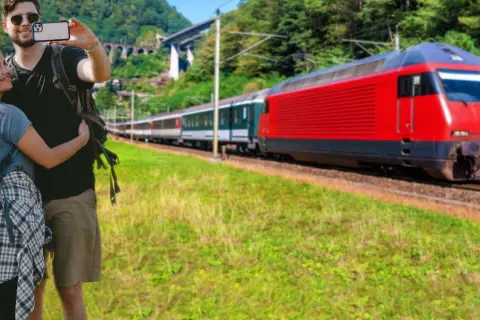 Para podróżnych robi sobie selfie na tle pociągu PKP. Sprawdzają rozkład jazdy PKP Zabrze odjazdy, by nie przegapić swojej podróży.