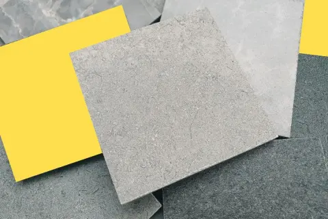 Variedad de muestras de revestimiento mineral gris y un cuadrado amarillo brillante.