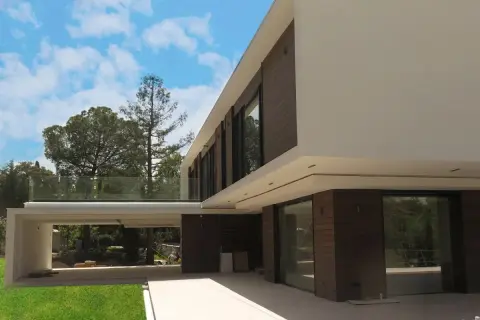 Fachadas de casas modernas con líneas limpias, madera y cristal. Un diseño vanguardista que se integra con la naturaleza circundante.