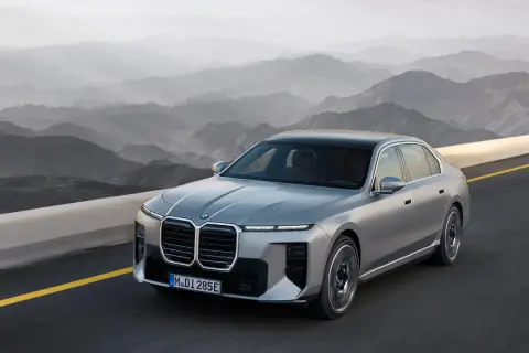 Srebrne BMW 2025 jedzie po górskiej drodze.