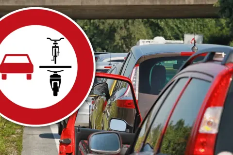 Zakaz wjazdu dla samochodów i motocykli. Znaki drogowe w Niemczech przed korkiem samochodowym.