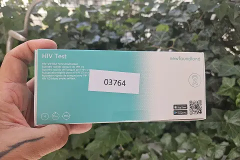 Pudełko testu HIV, który pomaga odpowiedzieć na pytanie "co to HIV?". Szybki test krwi z dokładnością 99%.