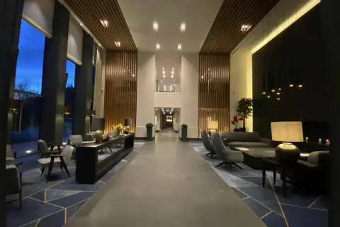 Nowoczesne wnętrze hotelu Pieniny Grand z wygodnymi fotelami i designerskim dywanem.
