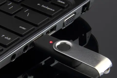 Podłącz pendrive do laptopa, aby zgrać ważne pliki. Czerwona dioda sygnalizuje gotowość.