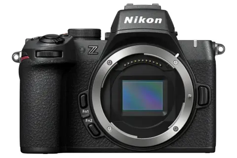 Czarny aparat Nikon Z z widocznym sensorem i przyciskami Fn. Idealny do reportażu fotograficznego, gotowy do uchwycenia każdej chwili.