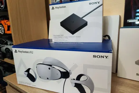 Zestaw PlayStation VR2 z goglami, kontrolerami i adapterem PC.