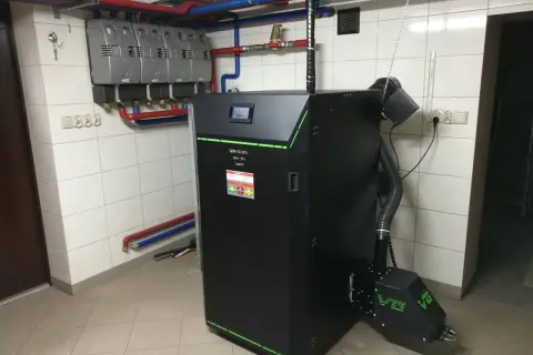 Nowoczesny piec na pellet w kotłowni, zasilany przez system rur. Idealne rozwiązanie do ogrzewania domu.