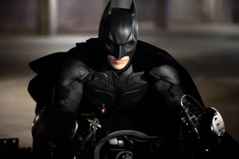 Mroczny rycerz, Nolan Batman, w swoim pancerzu i pelerynie, gotowy do akcji na Batpodzie.