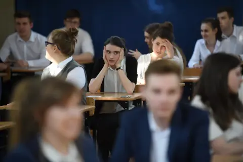Uczniowie w klasie, zamyśleni, gdy weszło gimnazjum w Polsce.