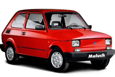 Czerwony Fiat 126p "Maluch" widziany z przodu i z boku.
