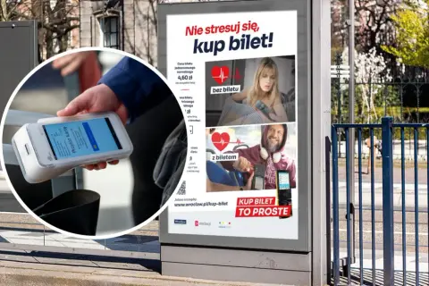 Ręka trzyma telefon z aplikacją do zakupu biletów. Reklama przypomina o karze za brak biletu, zwłaszcza ulgowego bez legitymacji.